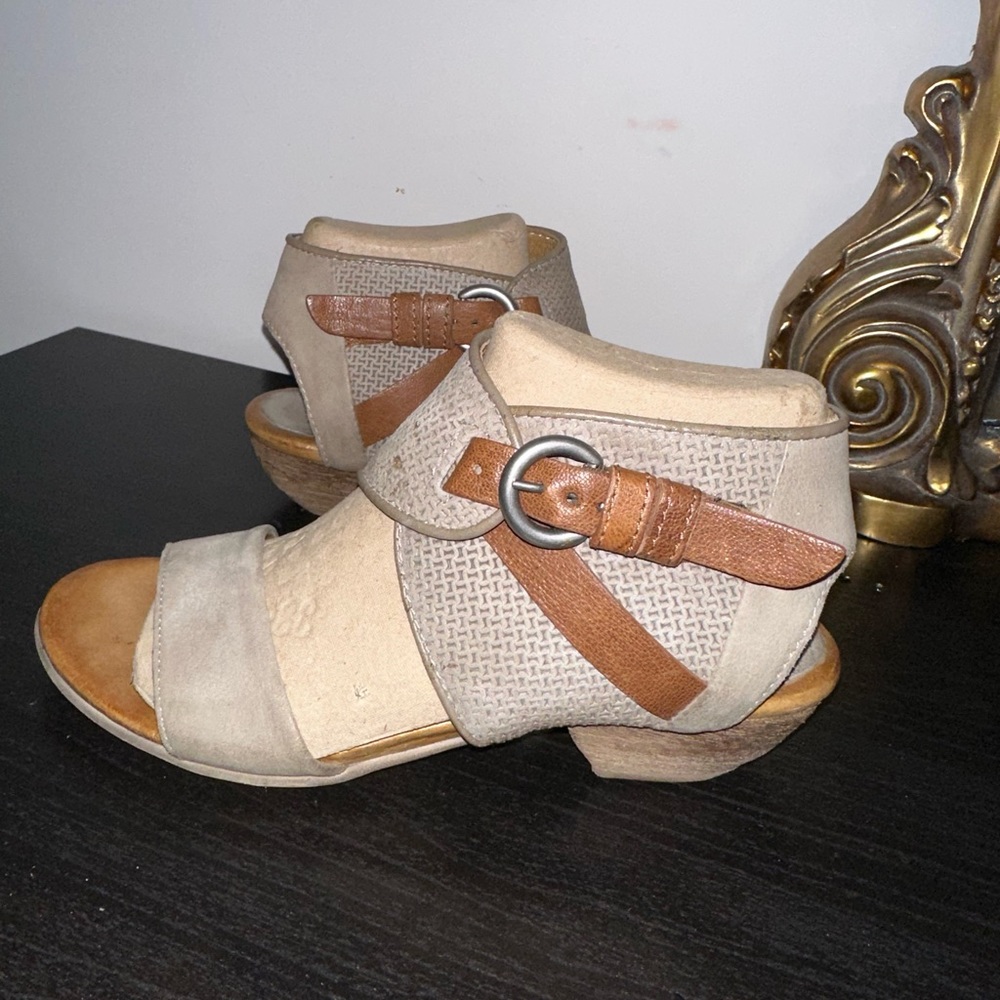 Gently Used Miz Mooz sandals size 6